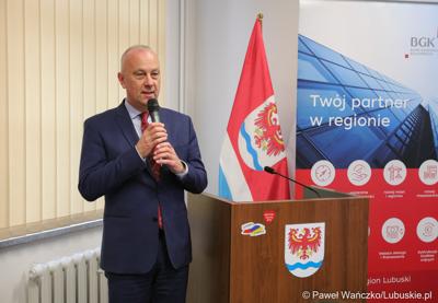 Marszałek Województwa Lubuskiego Marcin Jabłoński przemawia do uczestników spotkania networkingowego dla biznesu w Słubicach 