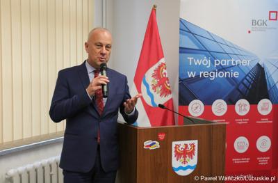 Marszałek Województwa Lubuskiego Marcin Jabłoński przemawia do uczestników spotkania networkingowego dla biznesu w Słubicach 