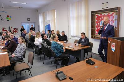 Marszałek Województwa Lubuskiego Marcin Jabłoński przemawia do uczestników spotkania networkingowego dla biznesu w Słubicach 