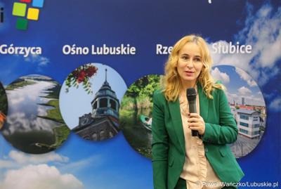 Edyta Płanka, Dyrektor Rozwoju Regionu Banku Gospodarstwa Krajowego Region Lubuski przemawia do uczestników spotkania networkingowego dla biznesu w Słubicach  