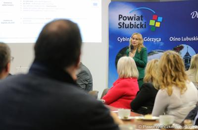 Edyta Płanka, Dyrektor Rozwoju Regionu Banku Gospodarstwa Krajowego Region Lubuski przemawia do uczestników spotkania networkingowego dla biznesu w Słubicach  