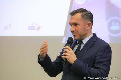 Łukasz Pabierowski przemawia do uczestników spotkania networkingowego dla biznesu w Słubicach