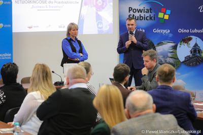 Łukasz Pabierowski przemawia do uczestników spotkania networkingowego dla biznesu w Słubicach  