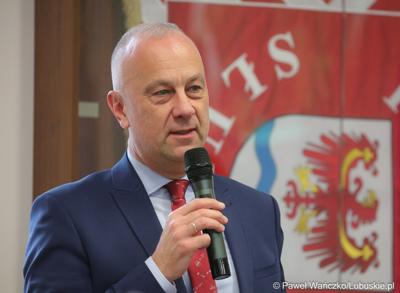 Marszałek Województwa Lubuskiego Marcin Jabłoński przemawia do uczestników spotkania networkingowego dla biznesu w Słubicach 