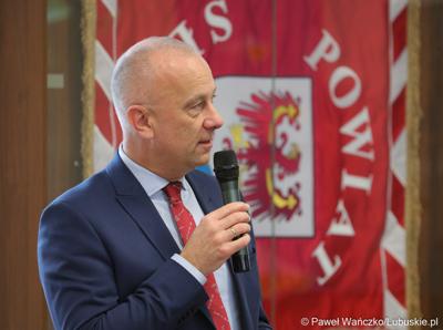 Marszałek Województwa Lubuskiego Marcin Jabłoński przemawia do uczestników spotkania networkingowego dla biznesu w Słubicach 