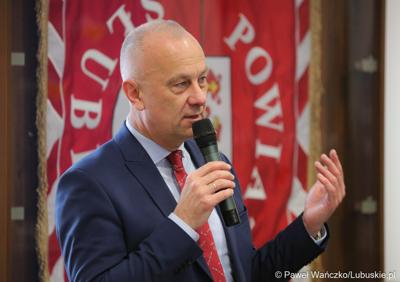 Marszałek Województwa Lubuskiego Marcin Jabłoński przemawia do uczestników spotkania networkingowego dla biznesu w Słubicach 