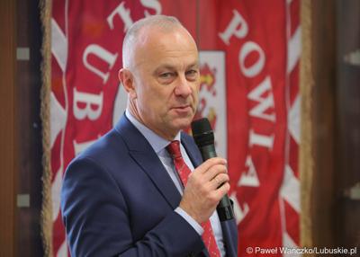 Marszałek Województwa Lubuskiego Marcin Jabłoński przemawia do uczestników spotkania networkingowego dla biznesu w Słubicach 