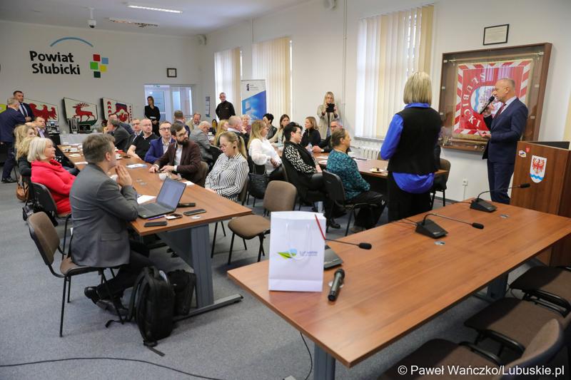 Marszałek Województwa Lubuskiego Marcin Jabłoński przemawia do uczestników spotkania networkingowego dla biznesu w Słubicach