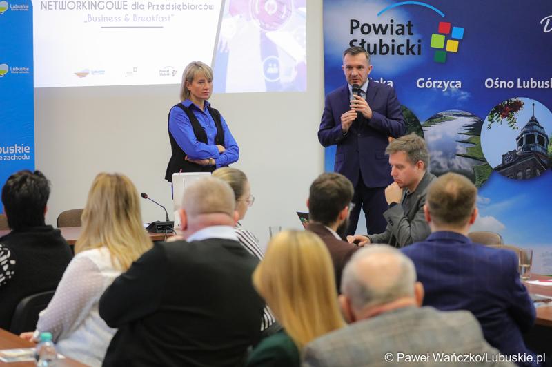 Łukasz Pabierowski przemawia do uczestników spotkania networkingowego dla biznesu w Słubicach