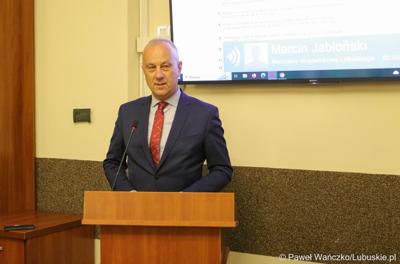 Marszałek Województwa Llubuskiego Marcin Jabłoński przemawia podczas Sesji Rady Miejskiej w Cybince