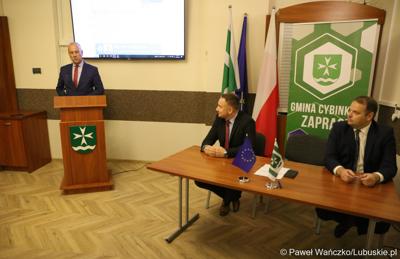 Marszałek Województwa Lubuskiego Marcin Jabłoński przemawia podczas Sesji Rady Miejskiej w Cybince
