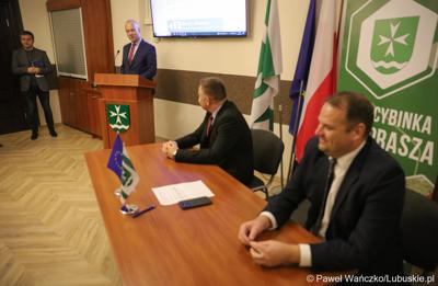 Marszałek Województwa Lubuskiego Marcin Jabłoński przemawia podczas Sesji Rady Miejskiej w Cybince