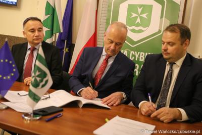 Marszałek Województwa Lubuskiego Marcin Jabłoński (w środku) podpisał umowę na dofinansowanie inwestycji związanej z gospodarką wodno-kanalizacyjną w gminie Cybinka. Z lewej Burmistrz Cybinki, Marek Kołodziejczyk oraz prezes Zakładu Usług Komunalnych Cybinka Sp. z o.o., Patryk Rudziński (z prawej).