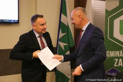 Marszałek Województwa Lubuskiego Marcin Jabłoński (z prawej) podpisał umowę na dofinansowanie inwestycji związanej z gospodarką wodno-kanalizacyjną w gminie Cybinka. Obok Burmistrz Cybinki, Marek Kołodziejczyk.