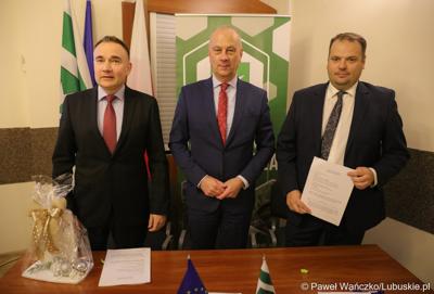 Marszałek Województwa Lubuskiego Marcin Jabłoński (w środku) podpisał umowę na dofinansowanie inwestycji związanej z gospodarką wodno-kanalizacyjną w gminie Cybinka. Z lewej Burmistrz Cybinki, Marek Kołodziejczyk oraz prezes Zakładu Usług Komunalnych Cybinka Sp. z o.o., Patryk Rudziński (z prawej).