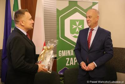 Marszałek Województwa Lubuskiego Marcin Jabłoński (z prawej) i Burmistrz Cybinki, Marek Kołodziejczyk