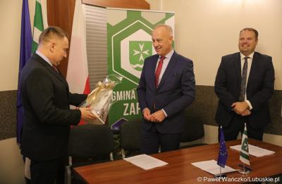 Marszałek Województwa Lubuskiego Marcin Jabłoński (w środku), Burmistrz Cybinki, Marek Kołodziejczyk (z lewej) oraz prezes Zakładu Usług Komunalnych Cybinka Sp. z o.o., Patryk Rudziński