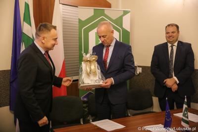 Marszałek Województwa Lubuskiego Marcin Jabłoński (w środku), Burmistrz Cybinki, Marek Kołodziejczyk (z lewej) oraz prezes Zakładu Usług Komunalnych Cybinka Sp. z o.o., Patryk Rudziński