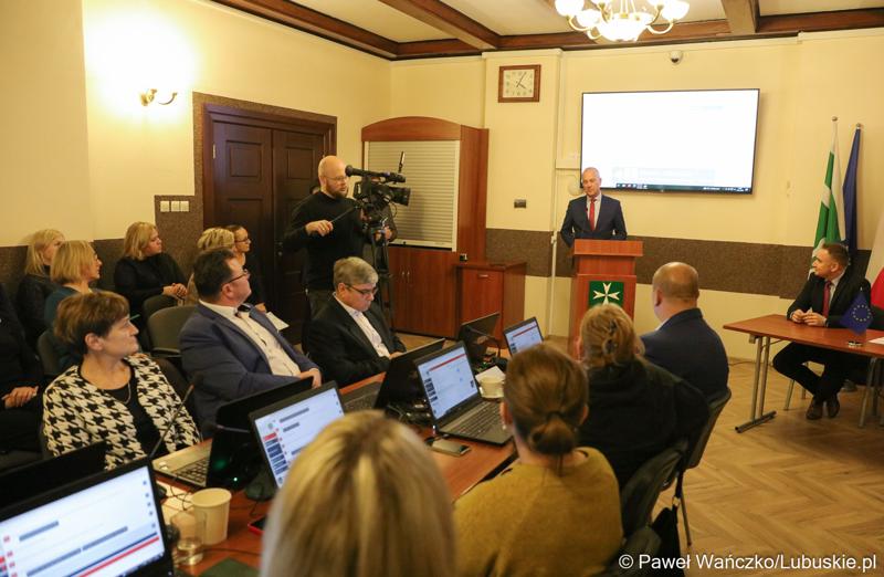 Marszałek Województwa Lubuskiego Marcin Jabłoński przemawia podczas Sesji Rady Miejskiej w Cybince
