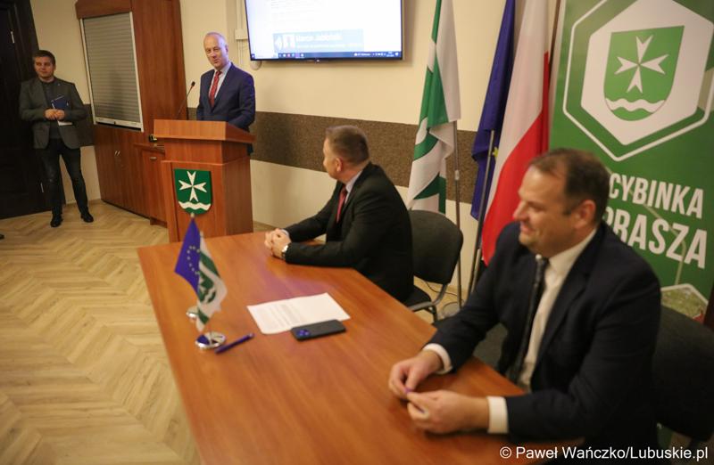 Marszałek Województwa Lubuskiego Marcin Jabłoński przemawia podczas Sesji Rady Miejskiej w Cybince