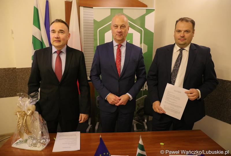Marszałek Województwa Lubuskiego Marcin Jabłoński (w środku) podpisał umowę na dofinansowanie inwestycji związanej z gospodarką wodno-kanalizacyjną w gminie Cybinka. Z lewej Burmistrz Cybinki, Marek Kołodziejczyk oraz prezes Zakładu Usług Komunalnych Cybinka Sp. z o.o., Patryk Rudziński (z prawej).