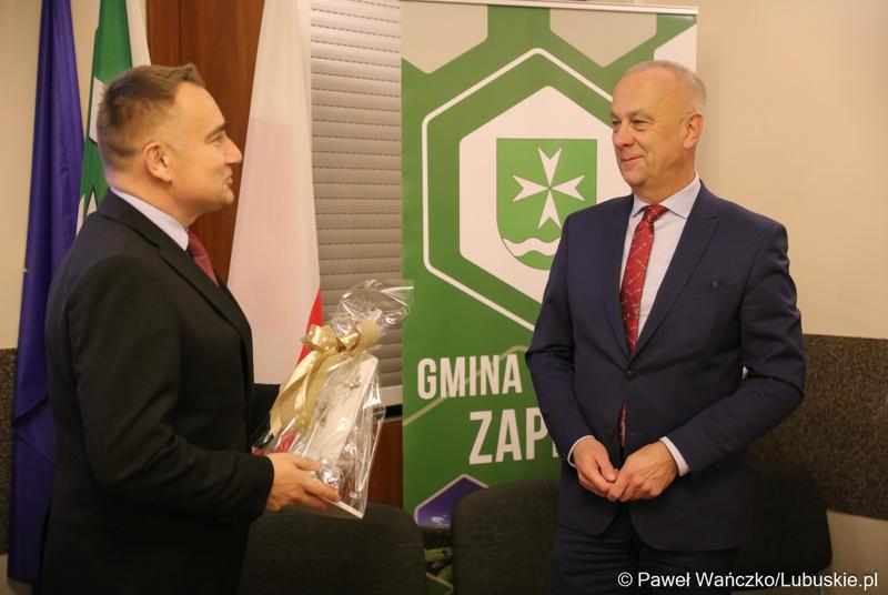 Marszałek Województwa Lubuskiego Marcin Jabłoński (z prawej) i Burmistrz Cybinki, Marek Kołodziejczyk