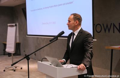 Dyrektor Biura Współpracy Zagranicznej i Europejskiej Współpracy Terytorialnej Radosław Brodzik przemawia do uczestników szkolenia z zarządzania projektami Interreg 