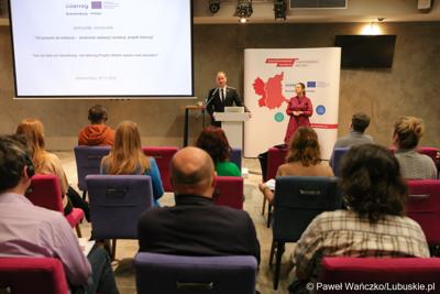 Dyrektor Biura Współpracy Zagranicznej i Europejskiej Współpracy Terytorialnej Radosław Brodzik przemawia do uczestników szkolenia z zarządzania projektami Interreg 