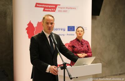 Dyrektor Biura Współpracy Zagranicznej i Europejskiej Współpracy Terytorialnej Radosław Brodzik rozpoczyna szkolenie z zarządzania projektami Interreg 