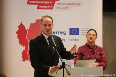 Dyrektor Biura Współpracy Zagranicznej i Europejskiej Współpracy Terytorialnej Radosław Brodzik przemawia do uczestników szkolenia z zarządzania projektami Interreg 