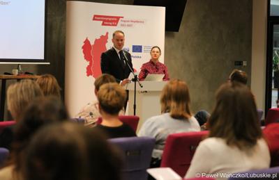 Dyrektor Biura Współpracy Zagranicznej i Europejskiej Współpracy Terytorialnej Radosław Brodzik przemawia do uczestników szkolenia z zarządzania projektami Interreg 