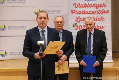 Uczestnicy konferencji prasowej, podczas której oficjalnie ogłoszono wyniki w konkursu na Ulubionego Producenta Lubuskiego 2023 roku