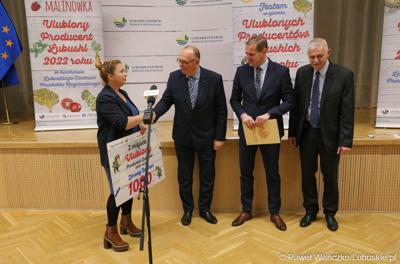 Uczestnicy konferencji prasowej, podczas której oficjalnie ogłoszono wyniki w konkursu na Ulubionego Producenta Lubuskiego 2023 roku