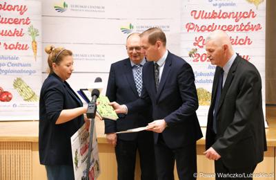 Uczestnicy konferencji prasowej, podczas której oficjalnie ogłoszono wyniki w konkursu na Ulubionego Producenta Lubuskiego 2023 roku