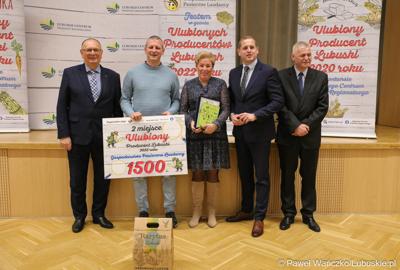 Uczestnicy konferencji prasowej, podczas której oficjalnie ogłoszono wyniki w konkursu na Ulubionego Producenta Lubuskiego 2023 roku