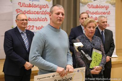 Uczestnicy konferencji prasowej, podczas której oficjalnie ogłoszono wyniki w konkursu na Ulubionego Producenta Lubuskiego 2023 roku