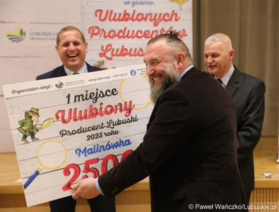Uczestnicy konferencji prasowej, podczas której oficjalnie ogłoszono wyniki w konkursu na Ulubionego Producenta Lubuskiego 2023 roku