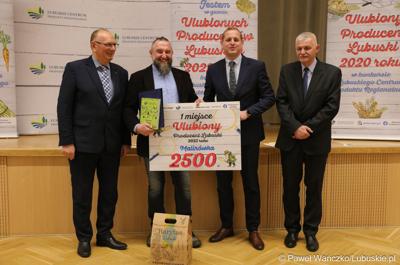 Uczestnicy konferencji prasowej, podczas której oficjalnie ogłoszono wyniki w konkursu na Ulubionego Producenta Lubuskiego 2023 roku