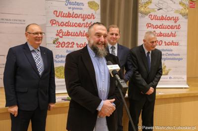 Uczestnicy konferencji prasowej, podczas której oficjalnie ogłoszono wyniki w konkursu na Ulubionego Producenta Lubuskiego 2023 roku