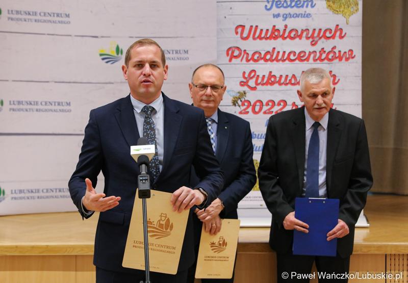 Uczestnicy konferencji prasowej, podczas której oficjalnie ogłoszono wyniki w konkursu na Ulubionego Producenta Lubuskiego 2023 roku