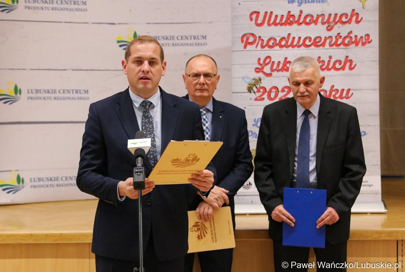 Uczestnicy konferencji prasowej, podczas której oficjalnie ogłoszono wyniki w konkursu na Ulubionego Producenta Lubuskiego 2023 roku