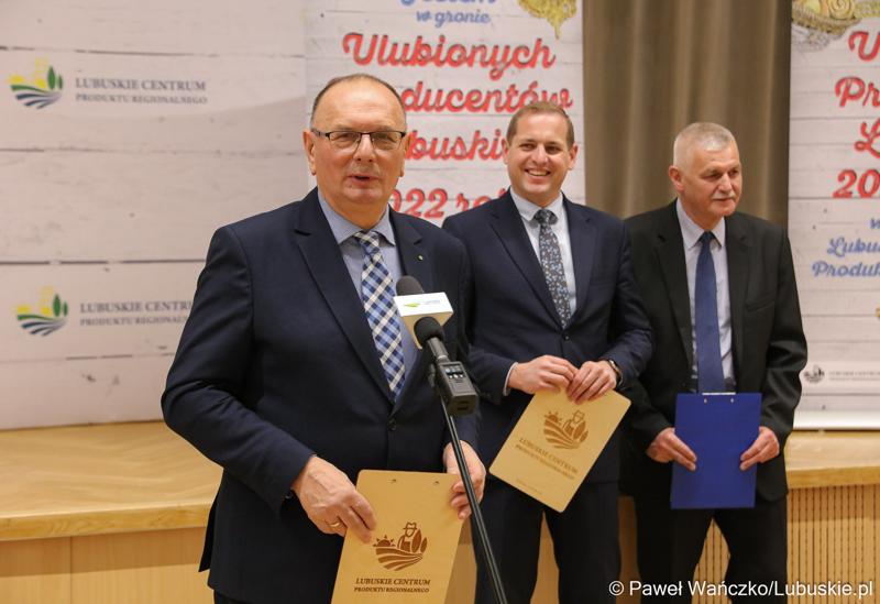 Uczestnicy konferencji prasowej, podczas której oficjalnie ogłoszono wyniki w konkursu na Ulubionego Producenta Lubuskiego 2023 roku