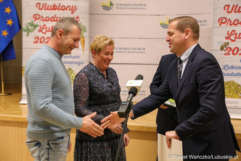 Uczestnicy konferencji prasowej, podczas której oficjalnie ogłoszono wyniki w konkursu na Ulubionego Producenta Lubuskiego 2023 roku