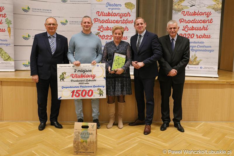 Uczestnicy konferencji prasowej, podczas której oficjalnie ogłoszono wyniki w konkursu na Ulubionego Producenta Lubuskiego 2023 roku