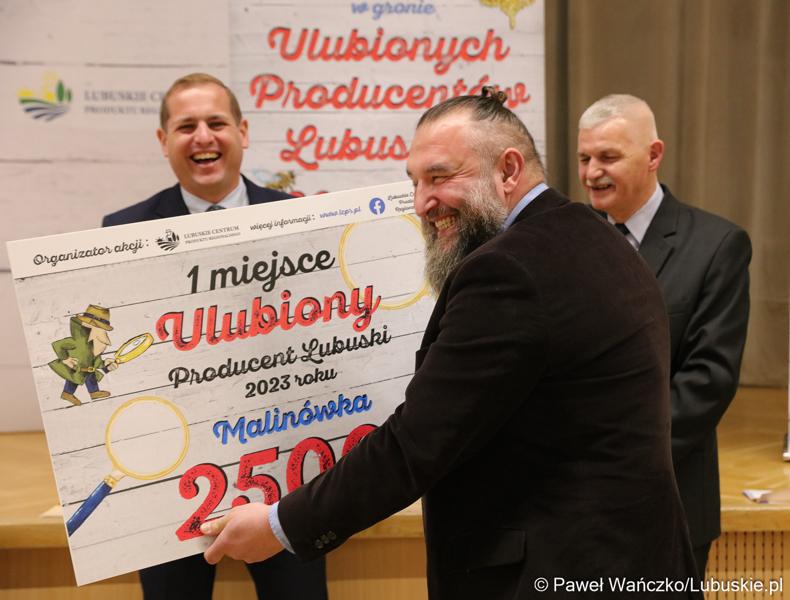 Uczestnicy konferencji prasowej, podczas której oficjalnie ogłoszono wyniki w konkursu na Ulubionego Producenta Lubuskiego 2023 roku