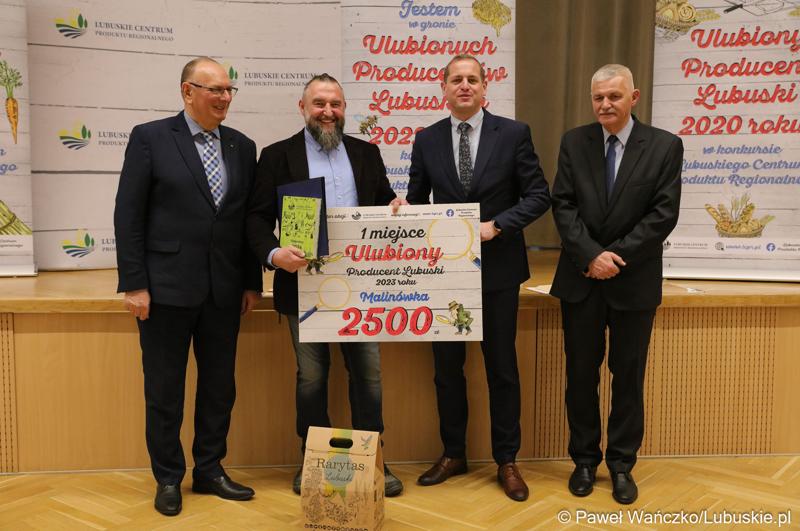 Uczestnicy konferencji prasowej, podczas której oficjalnie ogłoszono wyniki w konkursu na Ulubionego Producenta Lubuskiego 2023 roku