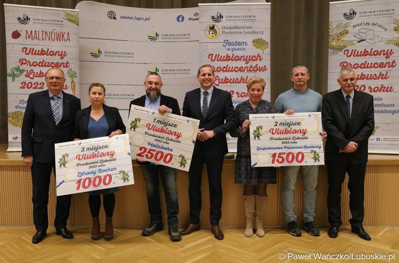 Uczestnicy konferencji prasowej, podczas której oficjalnie ogłoszono wyniki w konkursu na Ulubionego Producenta Lubuskiego 2023 roku