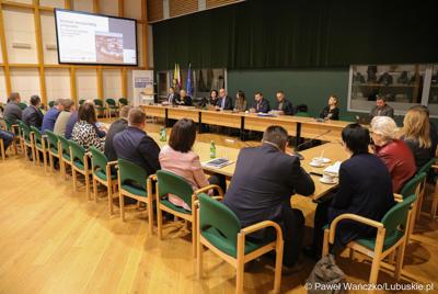 Uczestnicy spotkania Instytucji Zarządzającej programem „Fundusze Europejskie dla Lubuskiego 2021-2027” z partnerstwem jednostek samorządu terytorialnego