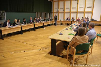 Uczestnicy spotkania Instytucji Zarządzającej programem „Fundusze Europejskie dla Lubuskiego 2021-2027” z partnerstwem jednostek samorządu terytorialnego