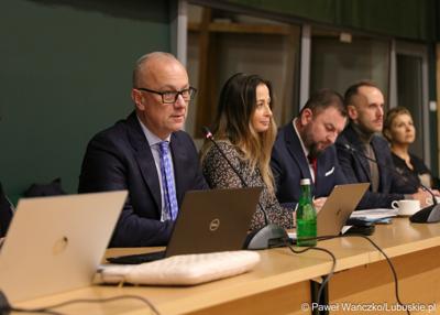 Marszałek Województwa Lubuskiego Marcin Jabłoński na spotkaniu Instytucji Zarządzającej programem „Fundusze Europejskie dla Lubuskiego 2021-2027” z partnerstwem jednostek samorządu terytorialnego